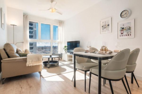 High-end 22nd floor apt, city views & gym by REMS